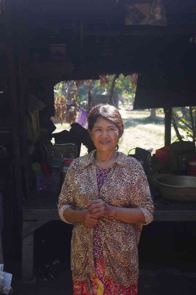 Longue halte dans le village de Preah Dak (ព្រះដាក់), pendant les heures chaudes. Ferme qui pratique la distillation d’alcool de riz, le 28 janvier 2023