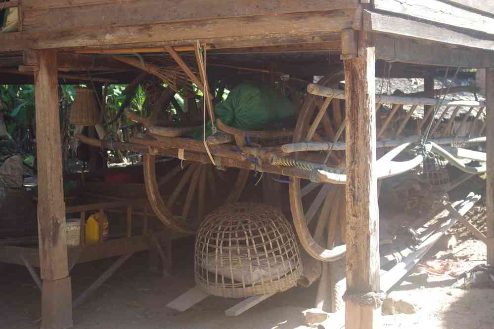 Longue halte dans le village de Preah Dak (ព្រះដាក់), pendant les heures chaudes. Ferme qui pratique la distillation d’alcool de riz, le 28 janvier 2023