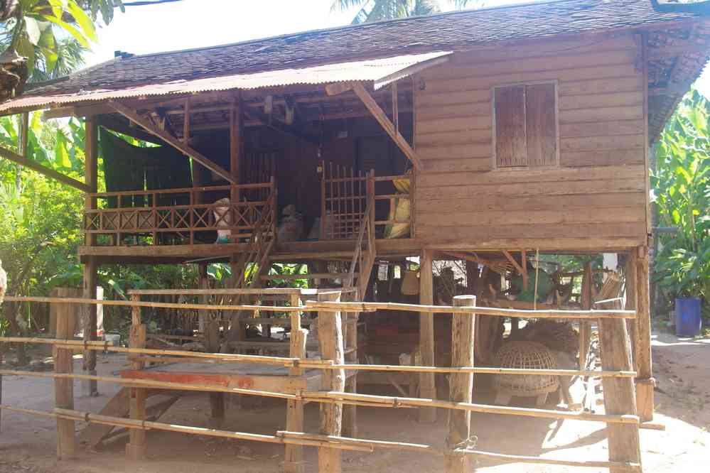 Longue halte dans le village de Preah Dak (ព្រះដាក់), pendant les heures chaudes. Ferme qui pratique la distillation d’alcool de riz, le 28 janvier 2023
