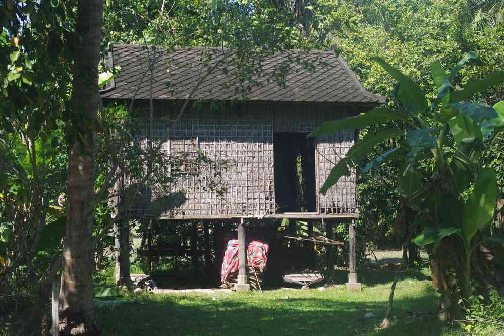 Longue halte dans le village de Preah Dak (ព្រះដាក់), pendant les heures chaudes, le 28 janvier 2023