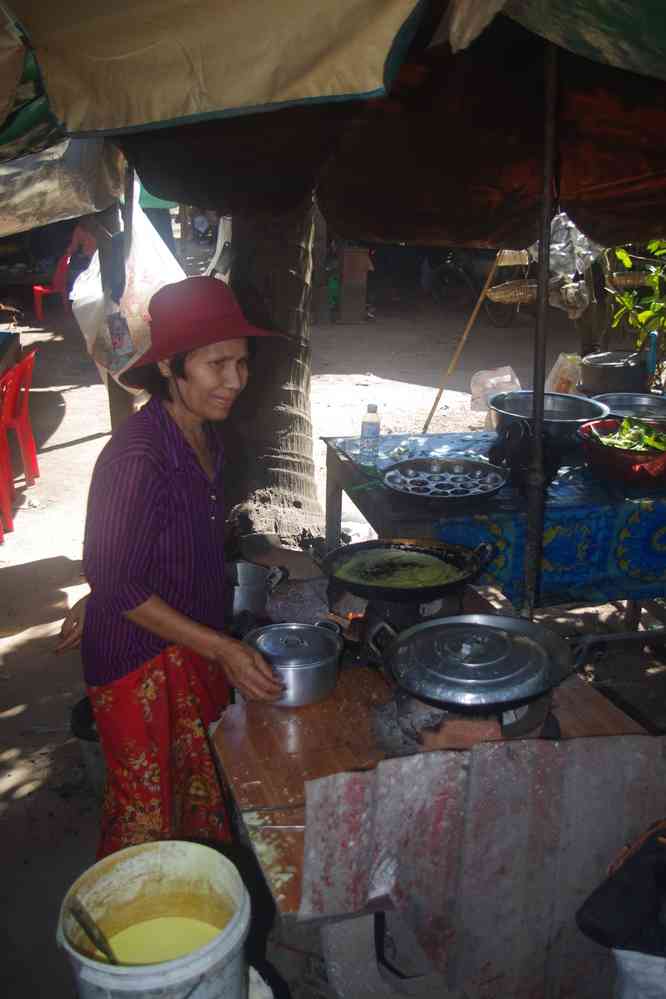 Longue halte dans le village de Preah Dak (ព្រះដាក់), pendant les heures chaudes, le 28 janvier 2023