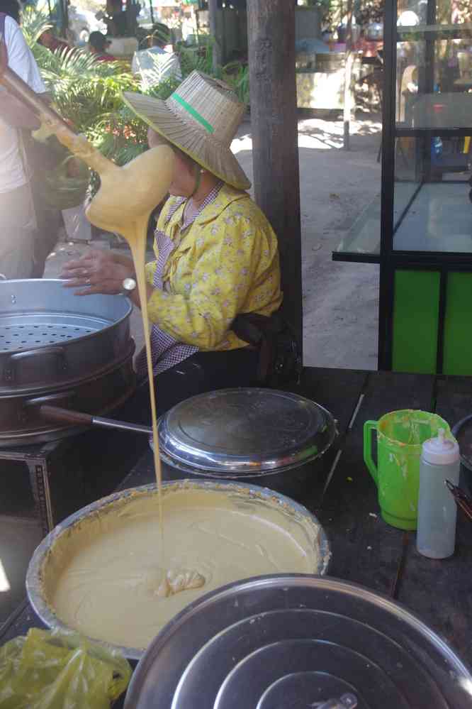 Longue halte dans le village de Preah Dak (ព្រះដាក់), pendant les heures chaudes. Préparation de gâteaux avec du sucre de palme, le 28 janvier 2023