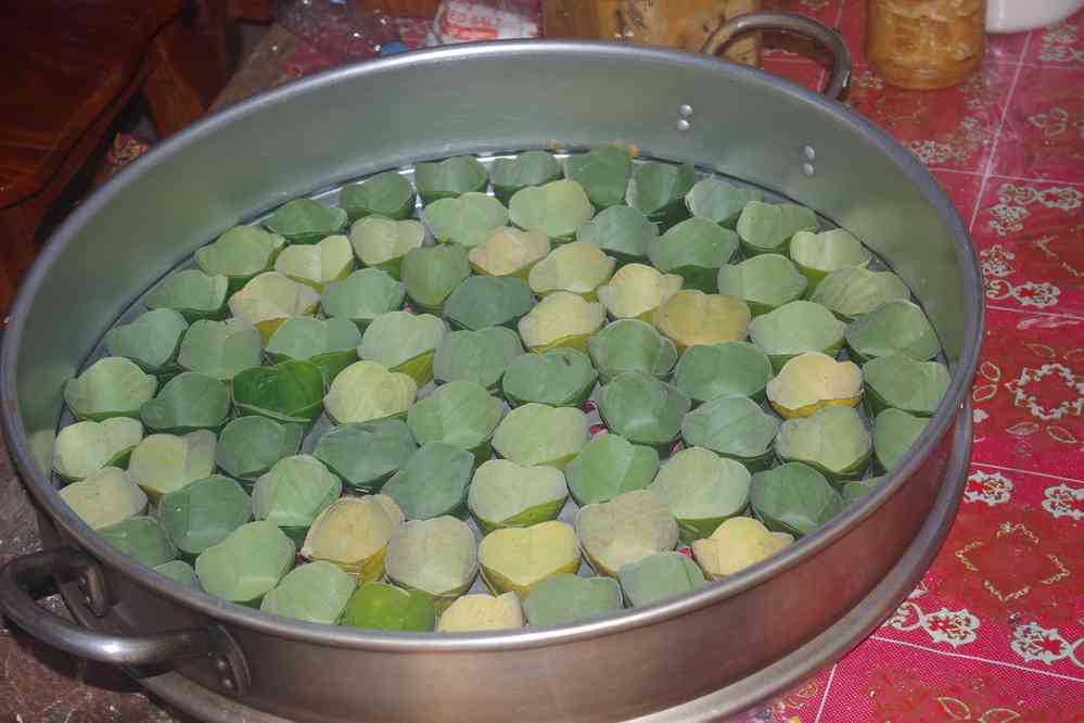 Longue halte dans le village de Preah Dak (ព្រះដាក់), pendant les heures chaudes. Préparation de gâteaux avec du sucre de palme, le 28 janvier 2023