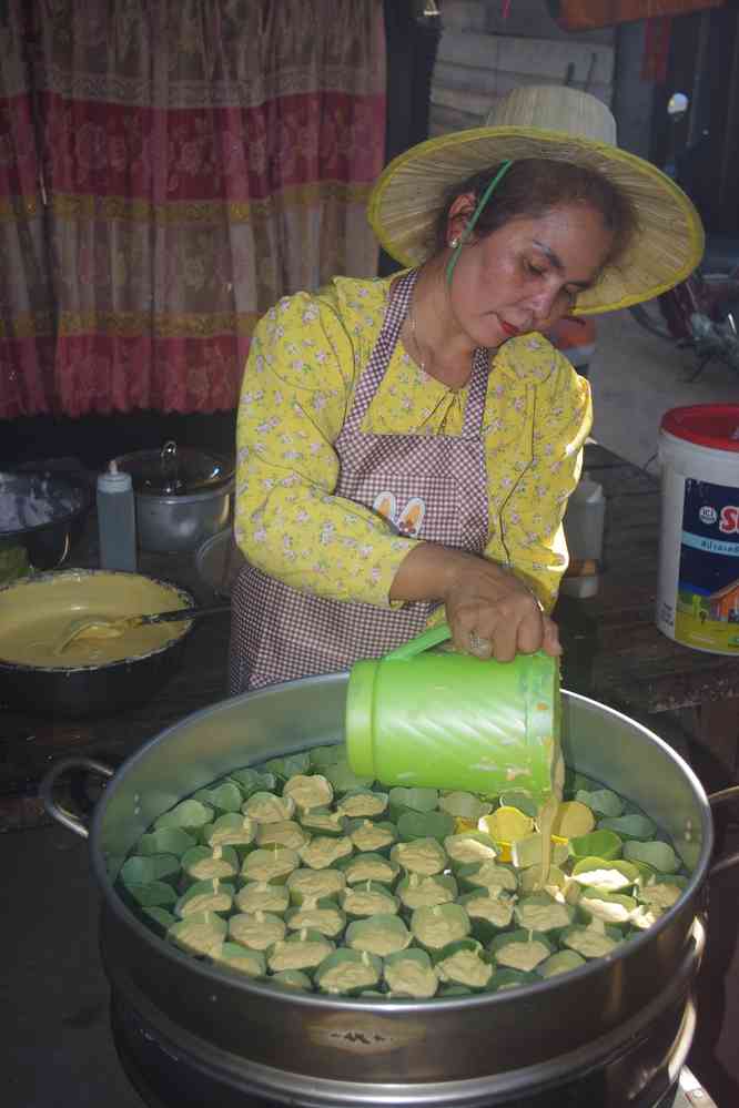 Longue halte dans le village de Preah Dak (ព្រះដាក់), pendant les heures chaudes. Préparation de gâteaux avec du sucre de palme, le 28 janvier 2023