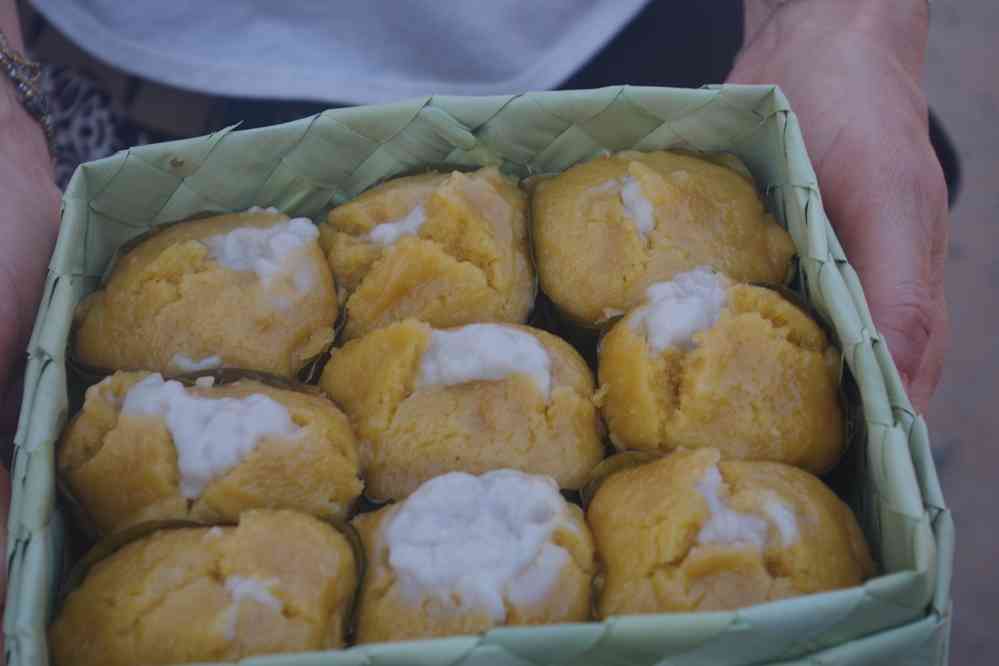 Longue halte dans le village de Preah Dak (ព្រះដាក់), pendant les heures chaudes. Gâteaux préparés avec du sucre de palme, le 28 janvier 2023