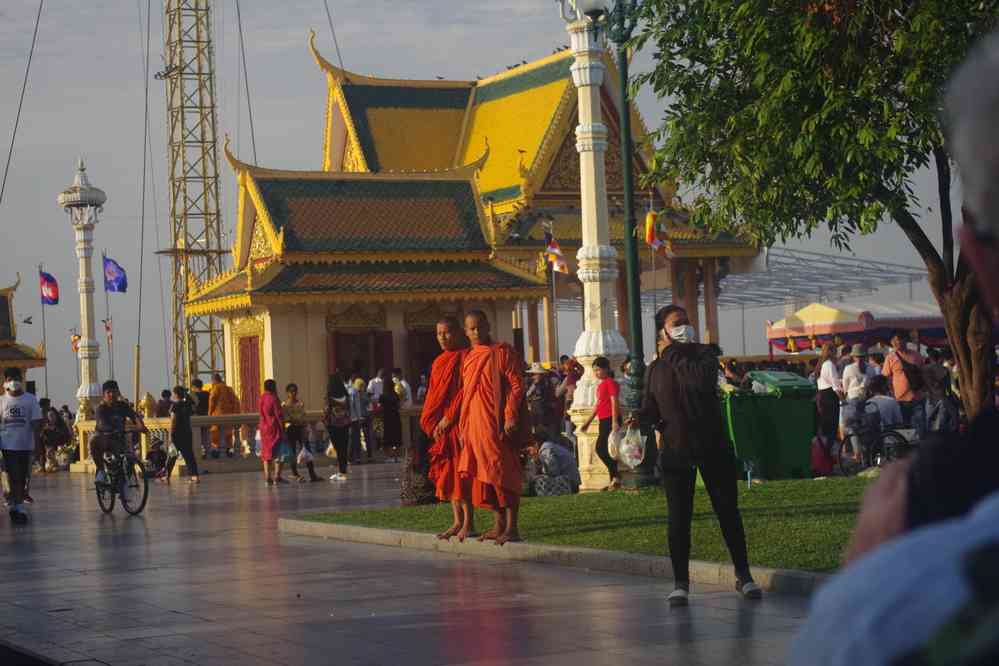 Balade en cyclo-pousse dans les rues de Phnom Penh (ភ្នំពេញ). Temple situé sur le bord de la rivière Tonlé Sap (បឹងទន្លេសាប), le 29 janvier 2023