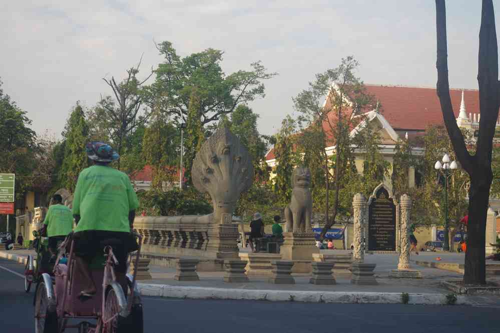 Balade en cyclo-pousse dans les rues de Phnom Penh (ភ្នំពេញ). Naga-balustrade moderne, le 29 janvier 2023