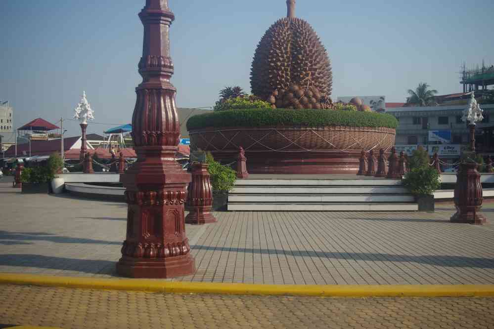 Représentation de durian sur un rond-point de Kampot (ក្រុងកំពត), le 31 janvier 2023. Le rond-point (le fruit qui sent…) est le symbole de Kampot (ក្រុងកំពត)