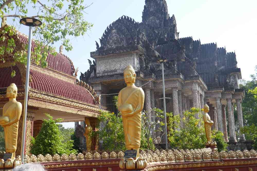 Halte pour visiter une pagode près d’une école, le 31 janvier 2023. Balade à vélo dans les environs de Kampot (ក្រុងកំពត)