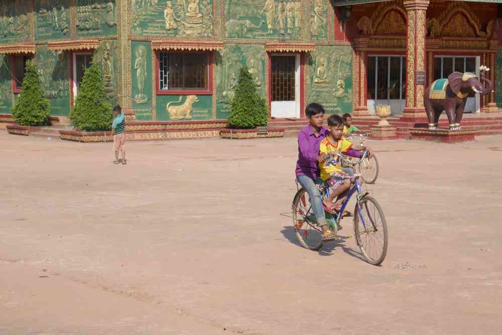 Halte pour visiter une pagode près d’une école. Balade à vélo dans les environs de Kampot (ក្រុងកំពត), le 31 janvier 2023