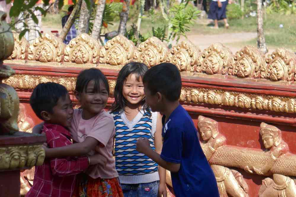 Halte pour visiter une pagode près d’une école. Balade à vélo dans les environs de Kampot (ក្រុងកំពត), le 31 janvier 2023