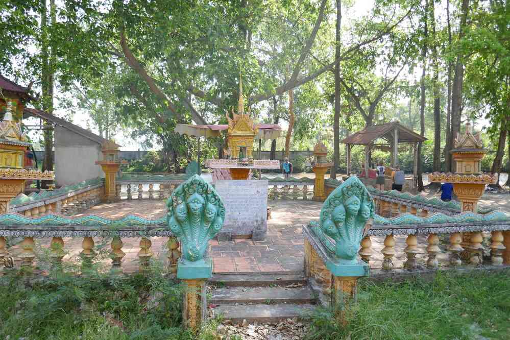 Halte pour visiter une pagode près d’une école, le 31 janvier 2023. Balade à vélo dans les environs de Kampot (ក្រុងកំពត)