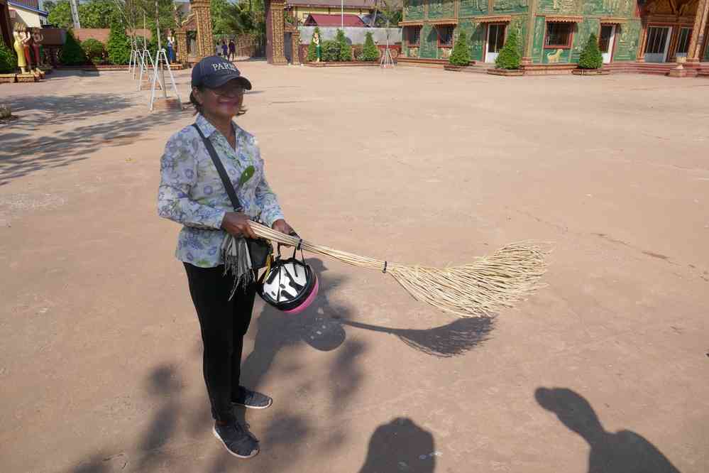 Halte pour visiter une pagode près d’une école. Balade à vélo dans les environs de Kampot (ក្រុងកំពត), le 31 janvier 2023