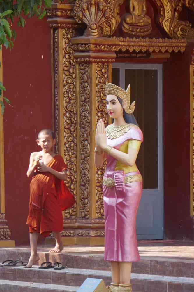 Halte pour visiter une pagode près d’une école. Balade à vélo dans les environs de Kampot (ក្រុងកំពត), le 31 janvier 2023