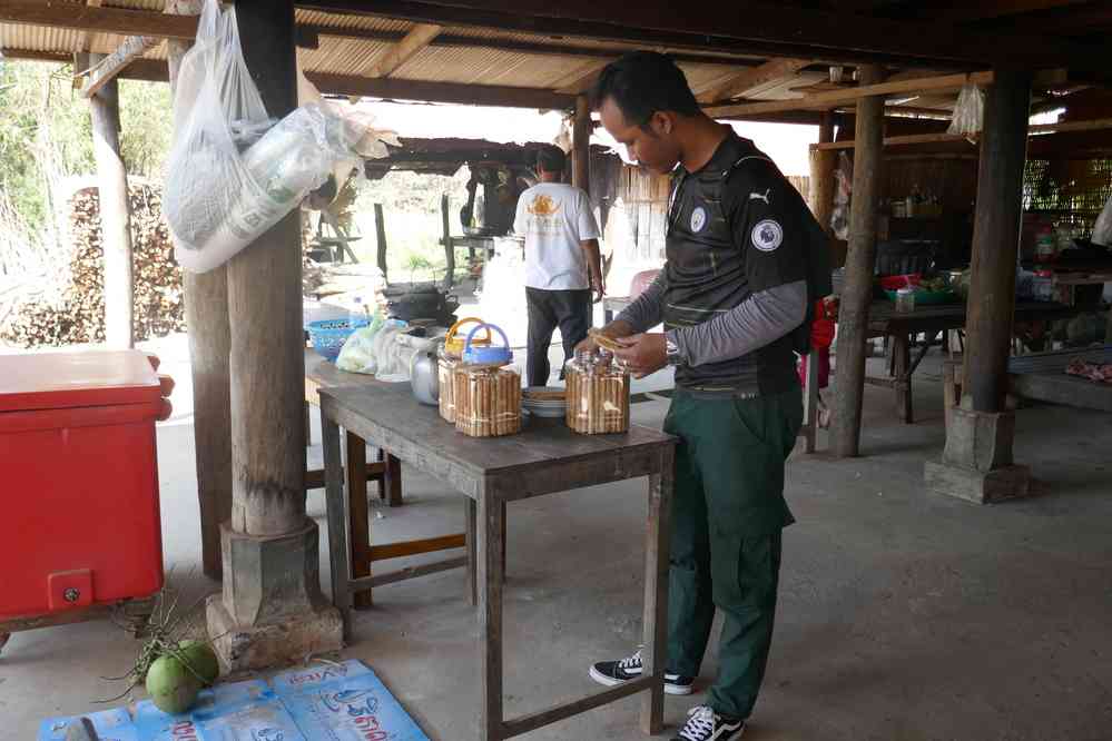 Halte chez l’habitant pour une dégustation. Balade à vélo dans les environs de Kampot (ក្រុងកំពត), le 31 janvier 2023