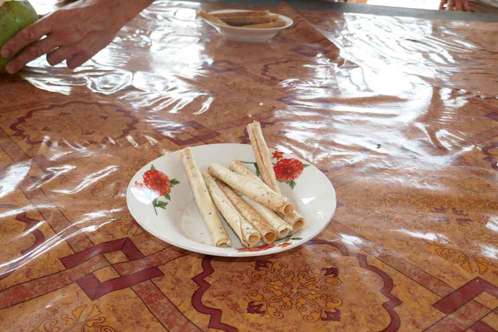 Halte chez l’habitant pour une dégustation. Balade à vélo dans les environs de Kampot (ក្រុងកំពត), le 31 janvier 2023