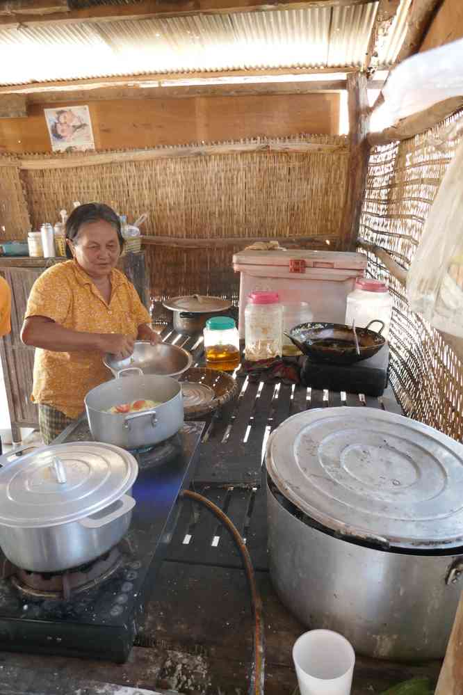 Halte chez l’habitant pour une dégustation. Balade à vélo dans les environs de Kampot (ក្រុងកំពត), le 31 janvier 2023