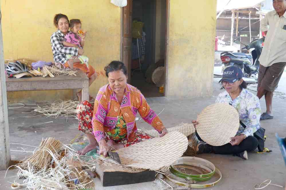 Démonstration de vannerie sur palmier à sucre. Balade à vélo dans les environs de Kampot (ក្រុងកំពត), le 31 janvier 2023