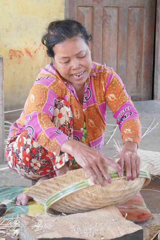 Démonstration de vannerie sur palmier à sucre. Balade à vélo dans les environs de Kampot (ក្រុងកំពត), le 31 janvier 2023