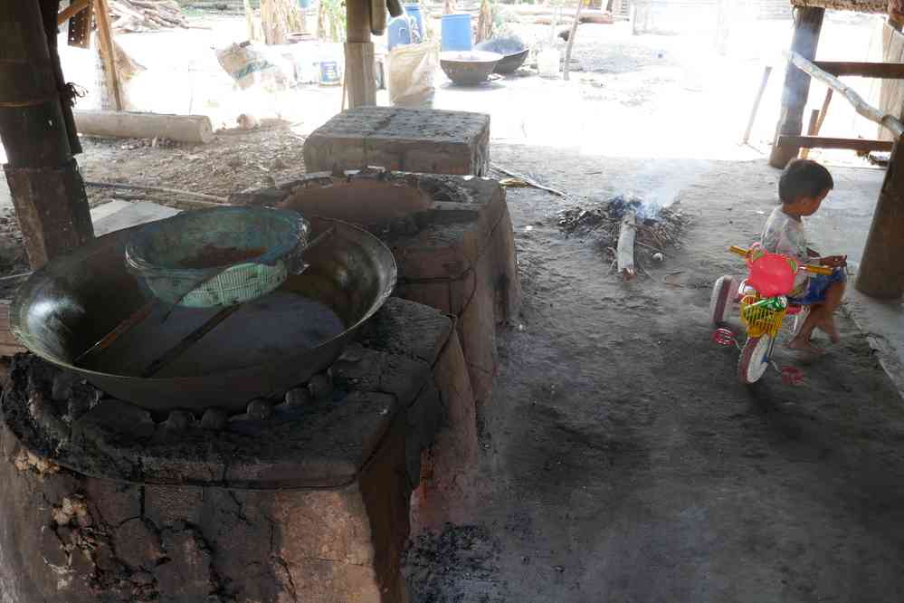 Halte montrant la confection du sucre de palme. Balade à vélo dans les environs de Kampot (ក្រុងកំពត), le 31 janvier 2023