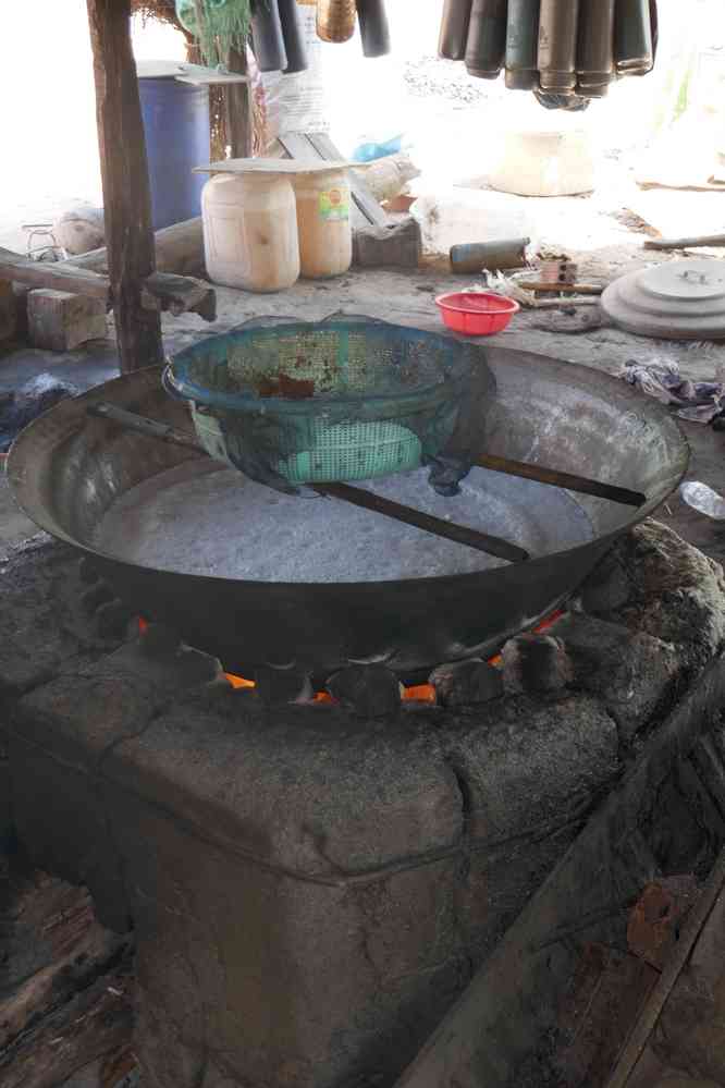 Halte montrant la confection du sucre de palme. Balade à vélo dans les environs de Kampot (ក្រុងកំពត), le 31 janvier 2023