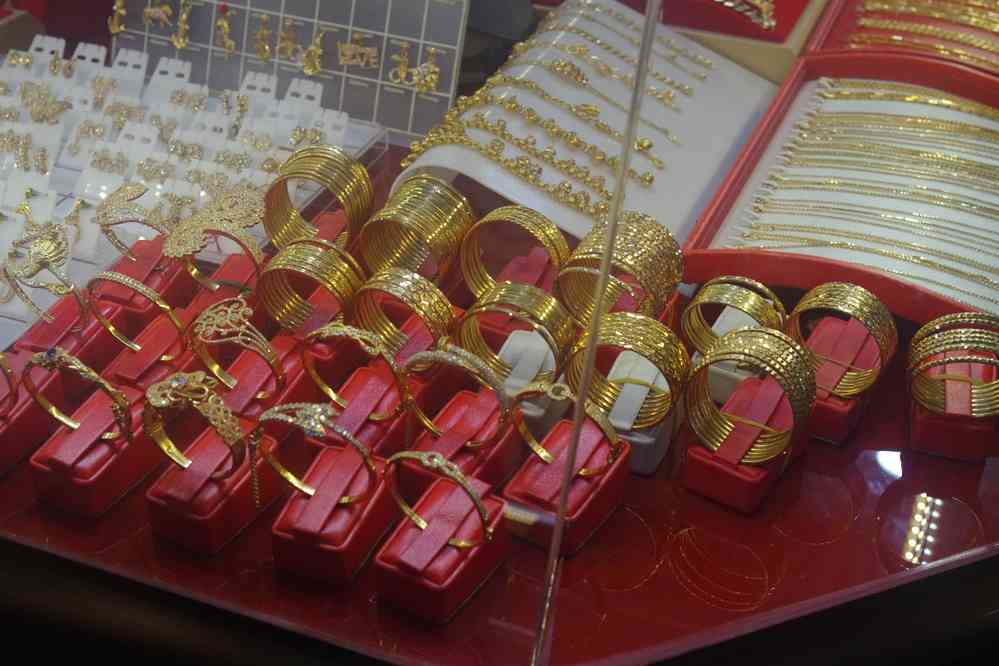 Marché de Kampot (ក្រុងកំពត) (vente de bijoux), le 31 janvier 2023