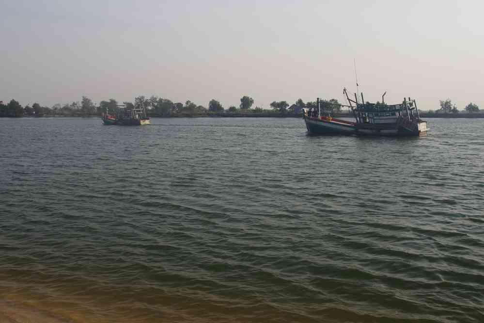 Balade le long de l’embouchure de la rivière Preaek Tuek Chhu, le 31 janvier 2023. L’armada de bateaux de pêche qui nous éveille la nuit