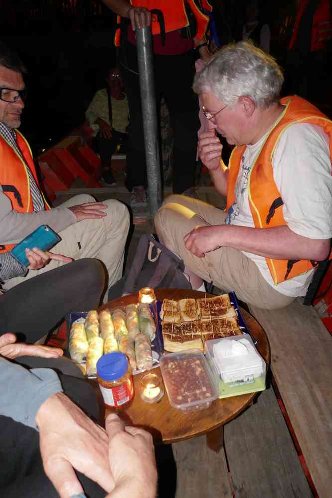 Balade nocturne en barque sur la rivière Preaek Tuek Chhu. Près de notre gîte. L’objectif était de trouver des lucioles sur l’autre rive, le 31 janvier 2023