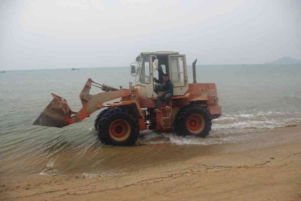 Tractopelle fort malvenu sur la plage de l’île aux lapins (Koh Tonsay), le 1ᵉʳ février 2023