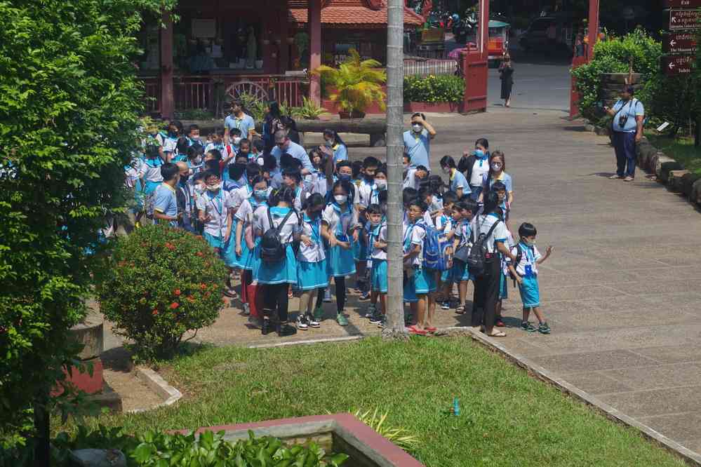Visite du musée national du Cambodge, le 2 février 2023. Une classe s’aprête à visiter le musée (avec masque Covid obligatoire !)