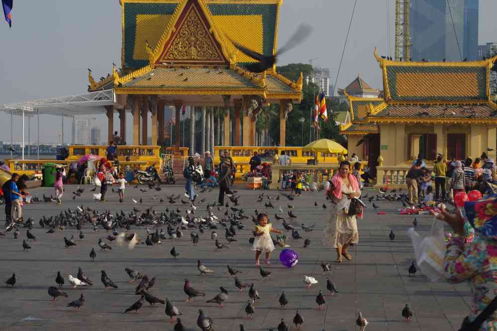 Balade sur les bords de la rivière Tonlé Sap (បឹងទន្លេសាប), le 2 février 2023. Temple situé sur les quais