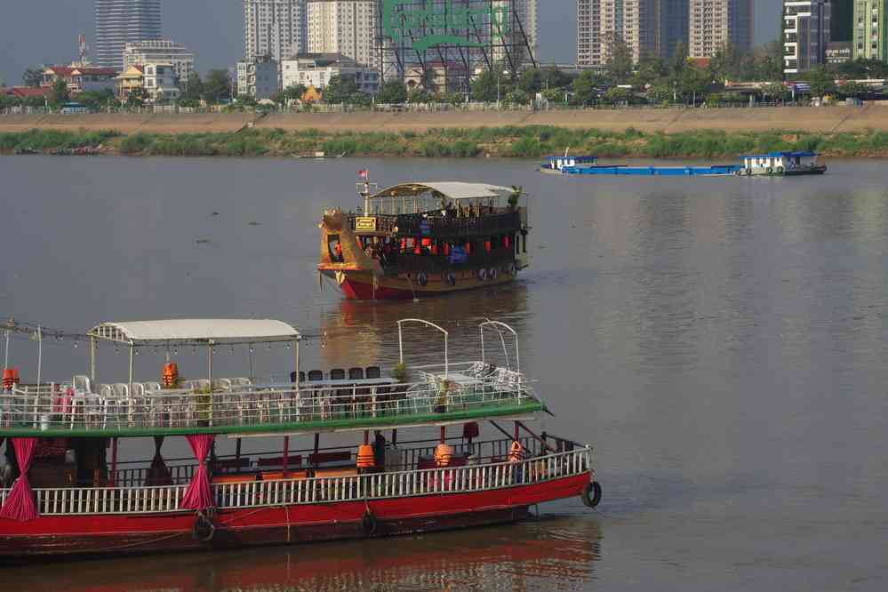 Balade sur les bords de la rivière Tonlé Sap (បឹងទន្លេសាប), le 2 février 2023. Le trafic sur la rivière
