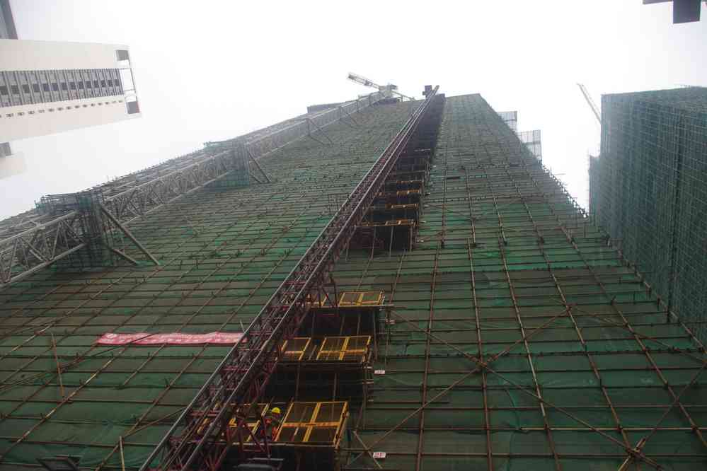 Gratte-ciel en construction dans le centre de Phnom Penh (ភ្នំពេញ). En chemin vers la visite du camp S21, le 3 février 2023