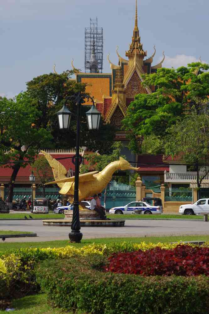 Balade à Phnom Penh (ភ្នំពេញ) en attendant l’heure de mon avion. Près du palais royal, le 3 février 2023