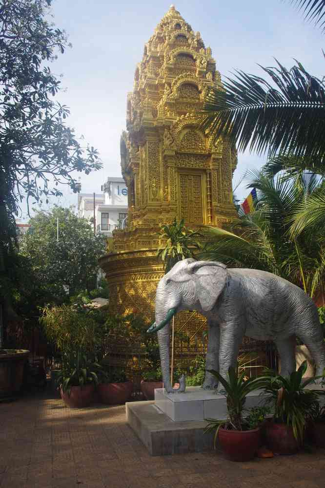 Balade à Phnom Penh (ភ្នំពេញ) en attendant l’heure de mon avion. Visite du temple de Wat Oulanom, le 3 février 2023