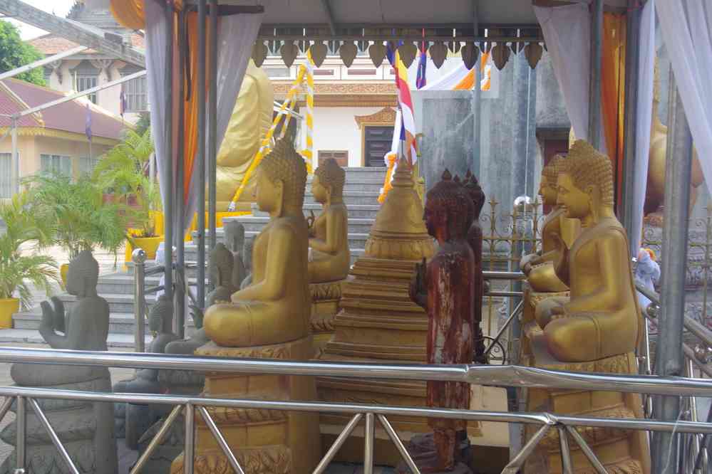 Balade à Phnom Penh (ភ្នំពេញ) en attendant l’heure de mon avion. Visite du temple de Wat Oulanom, le 3 février 2023