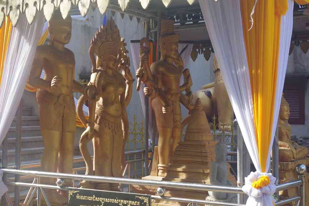 Balade à Phnom Penh (ភ្នំពេញ) en attendant l’heure de mon avion. Visite du temple de Wat Oulanom, le 3 février 2023