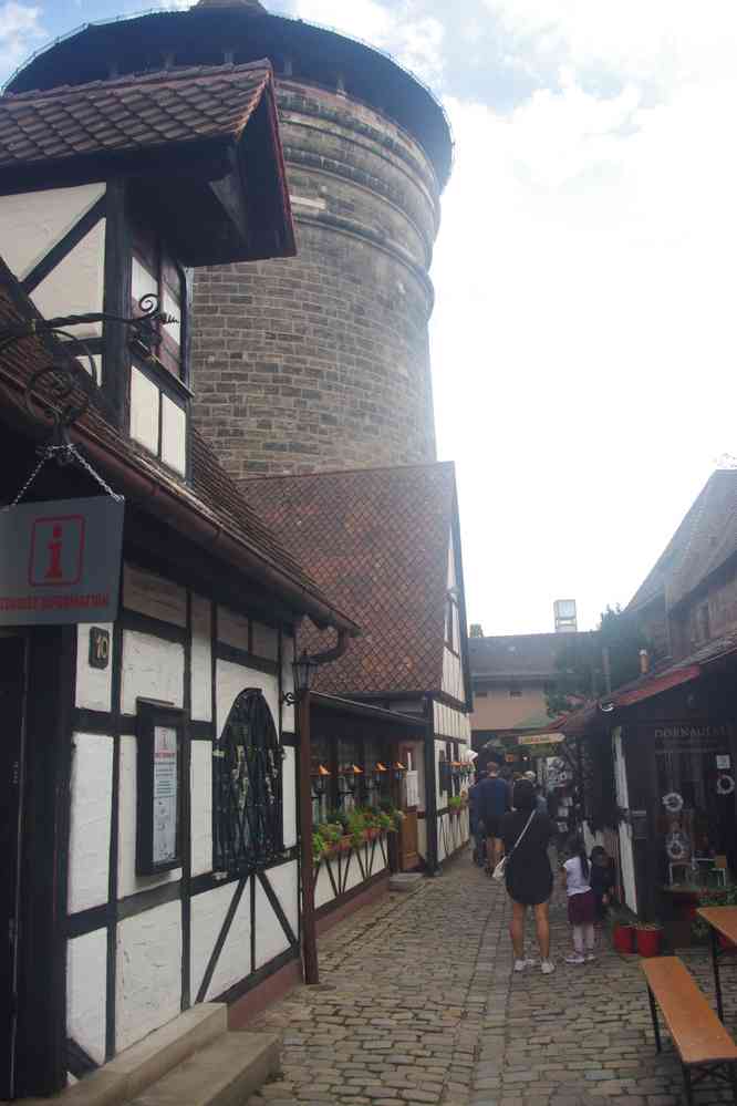 Nuremberg, microquartier touristique du Handwerkerhof Nürnberg, le 4 août 2023