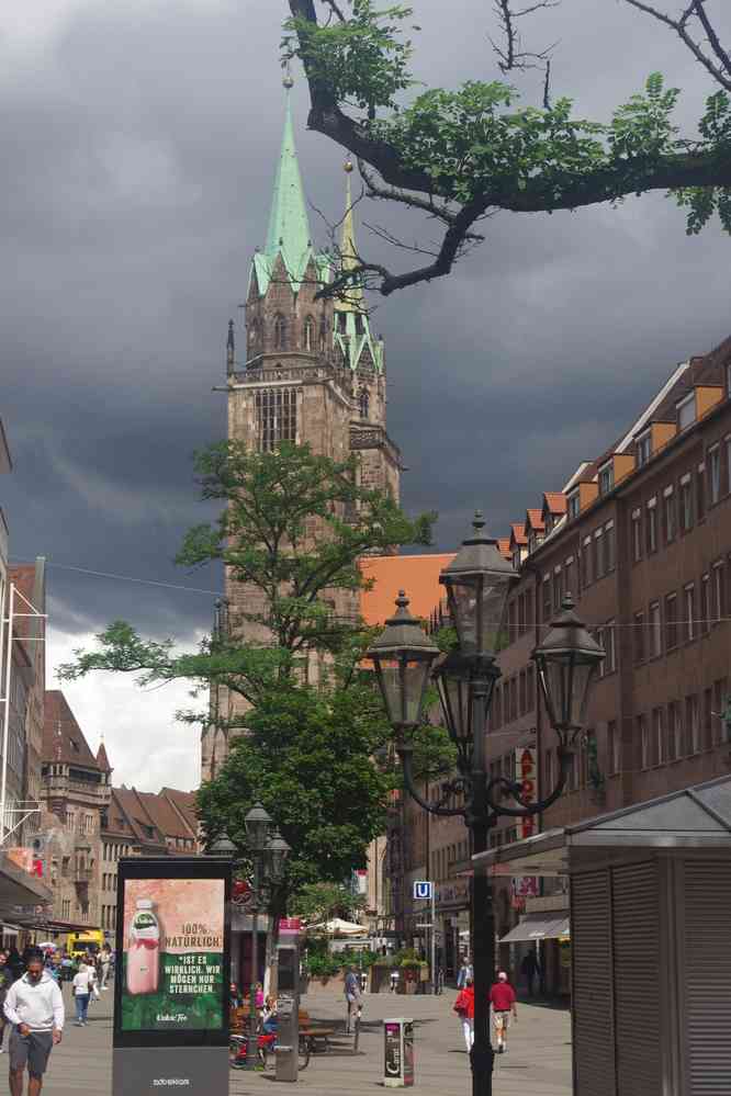Nuremberg, en direction de la St.Lorenzkirche (église Saint-Laurent), le 4 août 2023