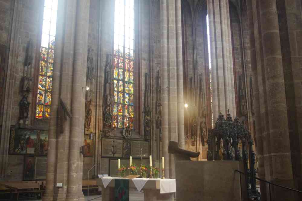 Nuremberg, intérieur de l’église Sᵗ Sébald (St.Sebaldus Kirche). Vitraux des 14ᵉ-15ᵉ siècles, le 4 août 2023
