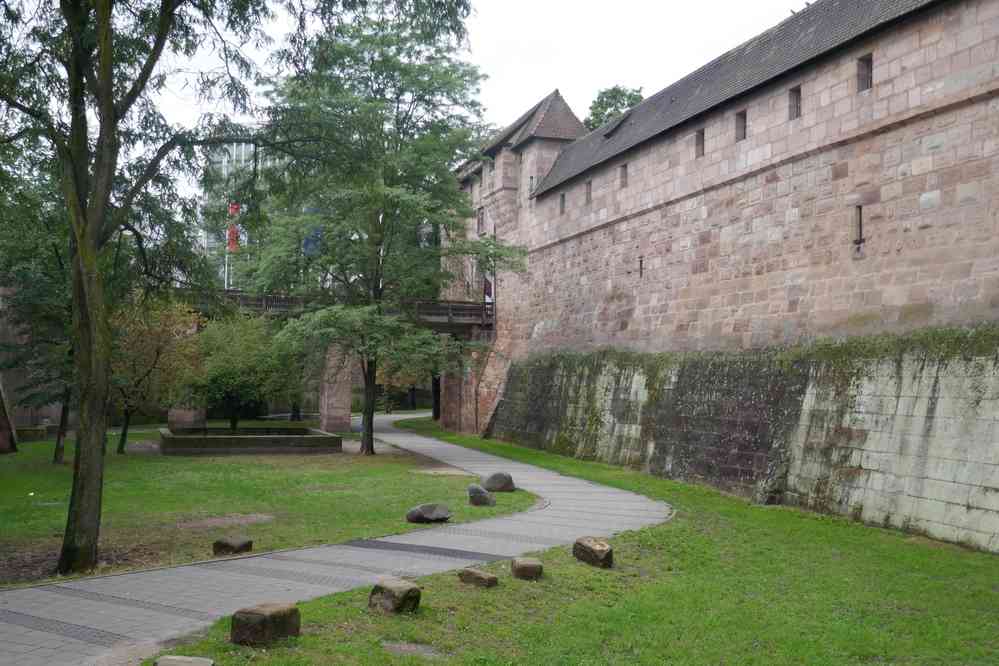 Nuremberg, promenade dans les douves, dans le quartier de la gare, le 5 août 2023