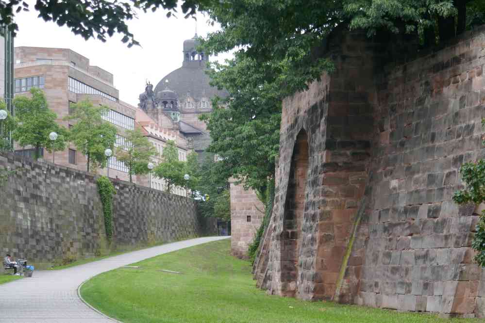 Nuremberg, promenade dans les douves, dans le quartier de la gare. Au fond le bâtiment de l’Opéra, le 5 août 2023