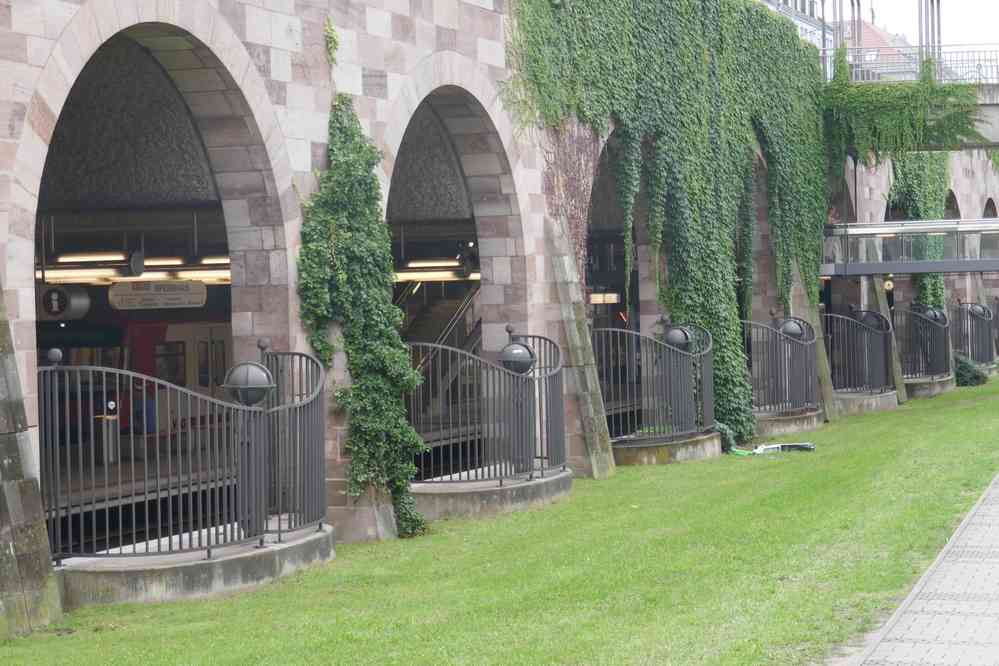 Nuremberg, station de métro construite au niveau des douves. Station Opernhaus, commune aux lignes U2 et U3, le 5 août 2023