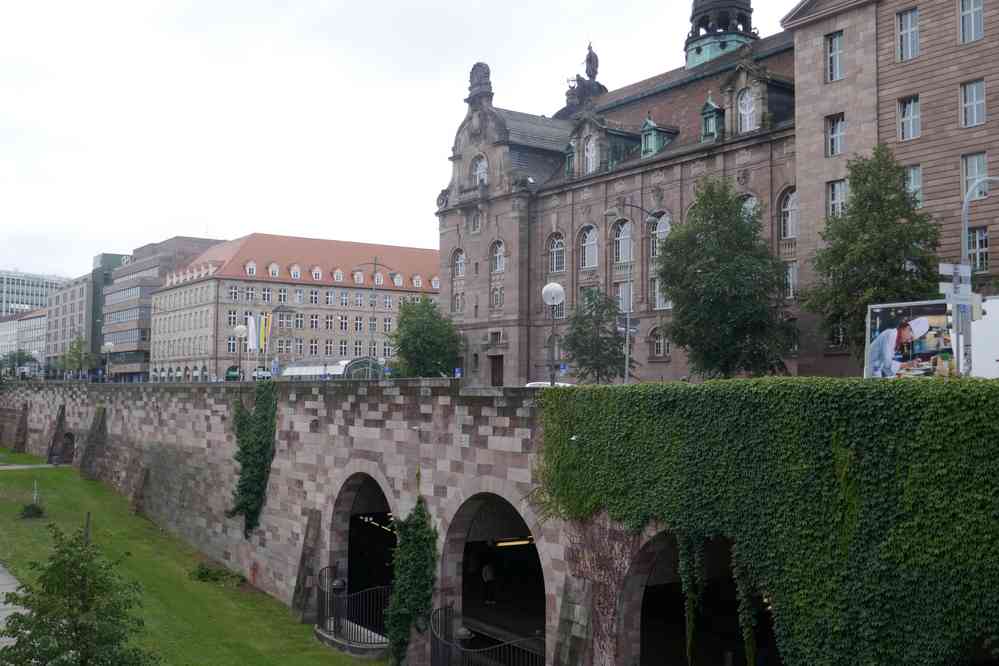 Nuremberg, les douves et la station de métro Opernhaus, avec au-dessus le bâtiment de l’Opéra, le 5 août 2023