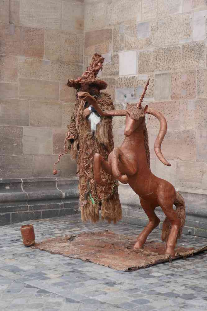 Nuremberg, prestidigitateur devant l’église St.Lorenzkirche, le 5 août 2023