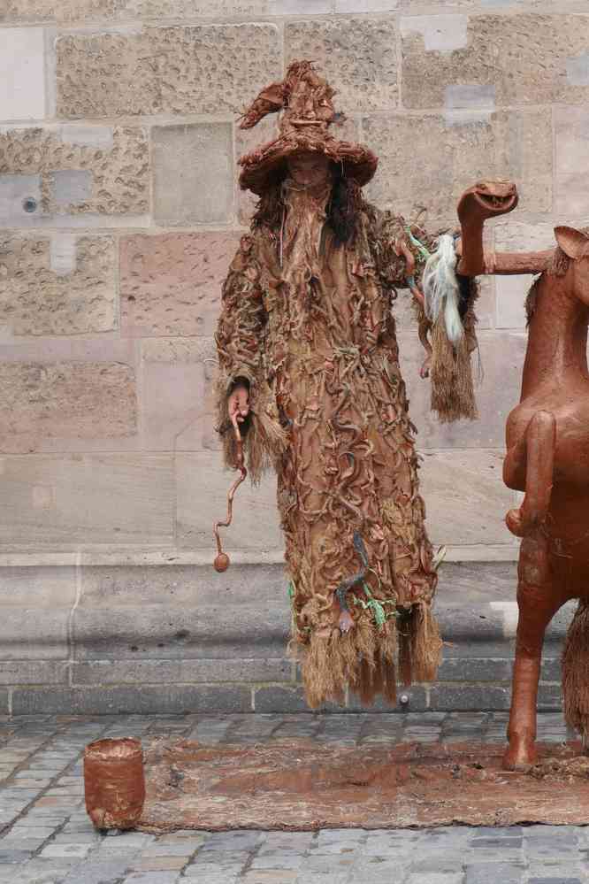 Nuremberg, prestidigitateur devant l’église St.Lorenzkirche, le 5 août 2023