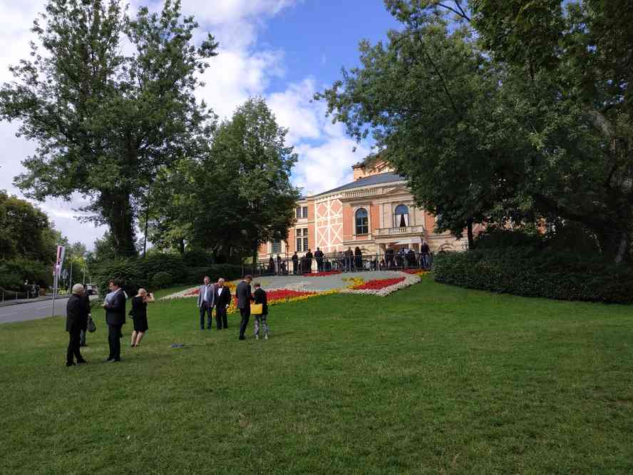 Bayreuth, Palais des festivals (Festspielhaus). Avant la représentation de la Walkyrie, le 6 août 2023