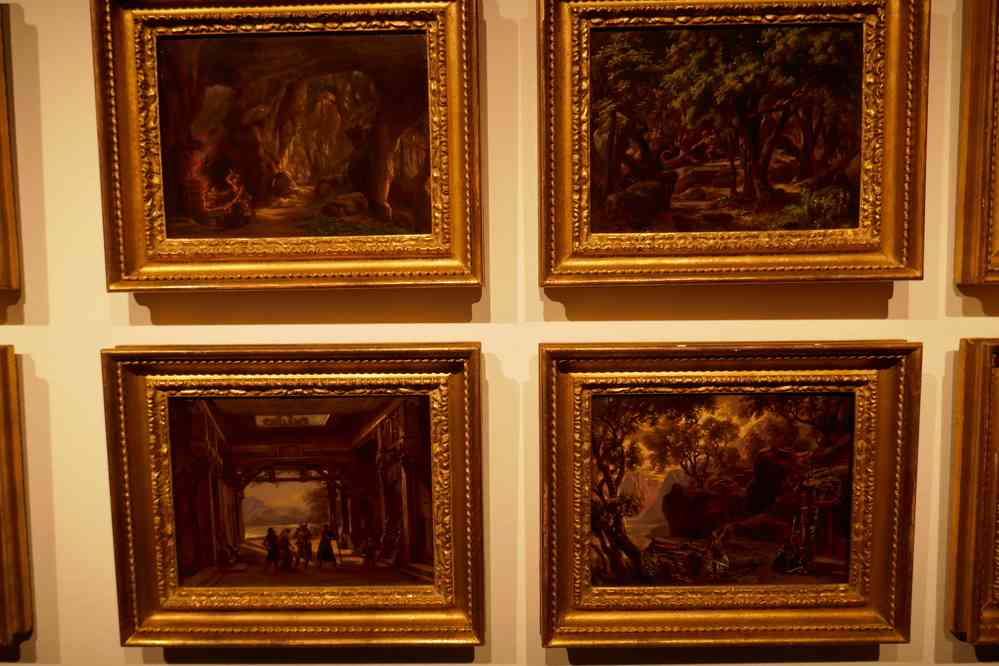 Bayreuth, musée Richard-Wagner. Illustrations (par Joseph Hoffmann) de la mise en scène historique du Ring (début de Siegfried sur la première ligne et début du Crépuscule des Dieux sur la seconde)