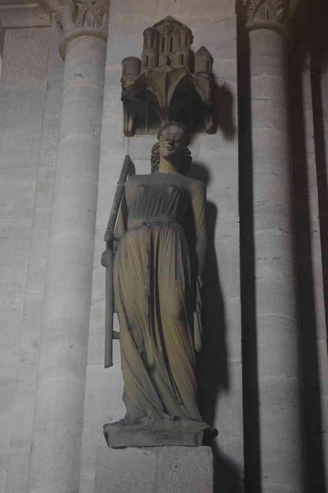 Cathédrale Saint-Pierre-et-Saint-Georges de Bamberg (ou Kaiserdom). Représentation allégorique de la Synagogue, aux yeux bandés, le 9 août 2023