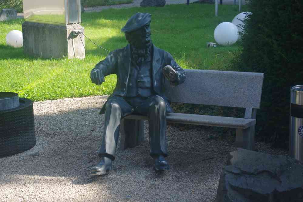 Figurine représentant Wagner située devant l’hôtel. Arvena Kongress Hotel - Hotel in der Wagnerstadt, le 10 août 2023